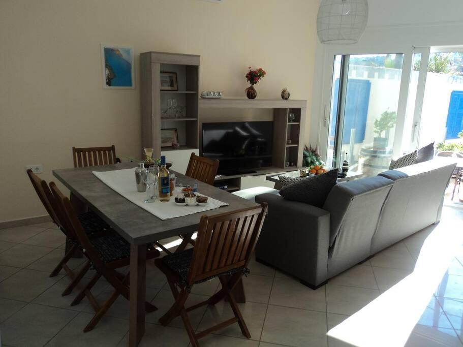 The Getaway Apartment Agia Marina  Bagian luar foto