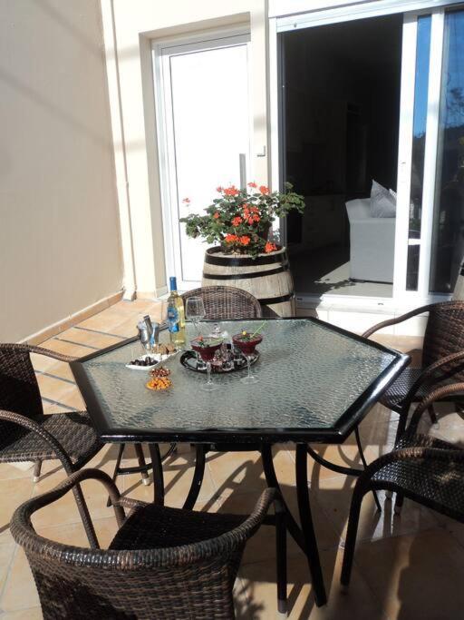 The Getaway Apartment Agia Marina  Bagian luar foto